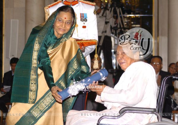 The President, Smt Pratibha Devisingh Patil presenting the Padma Vibhushan Award to Smt Zohra Segal, at the Civil Investiture Ceremony-II, at Rashtrapati Bhavan, in New Delhi on April 07, 2010