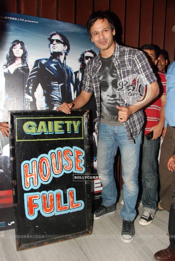 Bollywood actor Vivek Oberoi promoting his movie "Prince" at Gaiety Theatre (86863)
