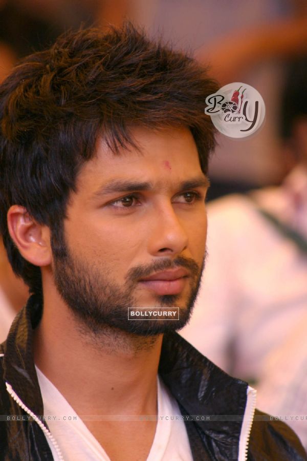 Bollywood actor Shahid Kapoor visited his old school 
