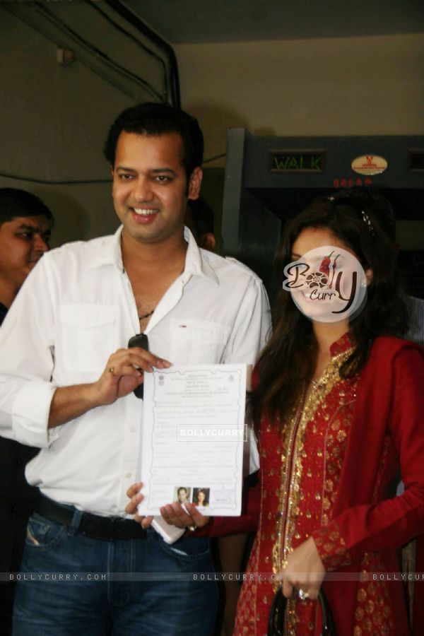 Rahul Mahajan and Dimpy get their Marriage Certificate at Elphinstone