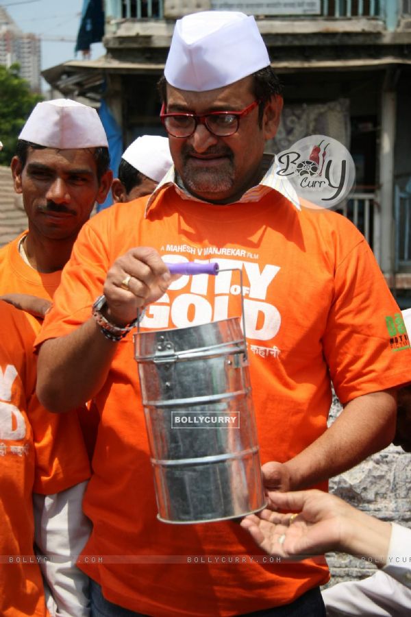 Mahesh Manjrekar promotes City of Gold through dabbawalas at Lower Parel