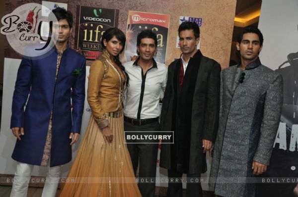 Manish Malhotra with models at IIFA cricket & Fashion Extravaganza media meet at Trident BKC