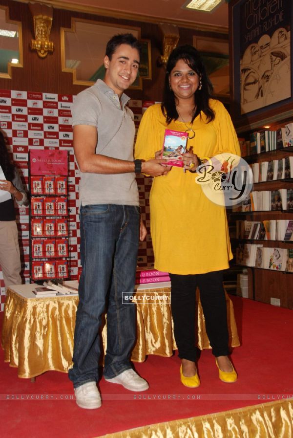 Imran Khan launches Mills N Boon book to promote "I hate Love Stories" at Landmark