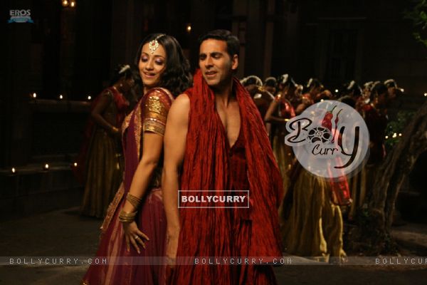 Akshay and Trisha in the movie Khatta Meetha(2010) (89508)