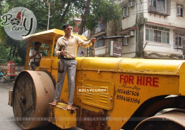 Akshay Kumar inspecting the Roads of Mumbai as Sachin Tichkule of ''Khatta Meetha'' (89674)