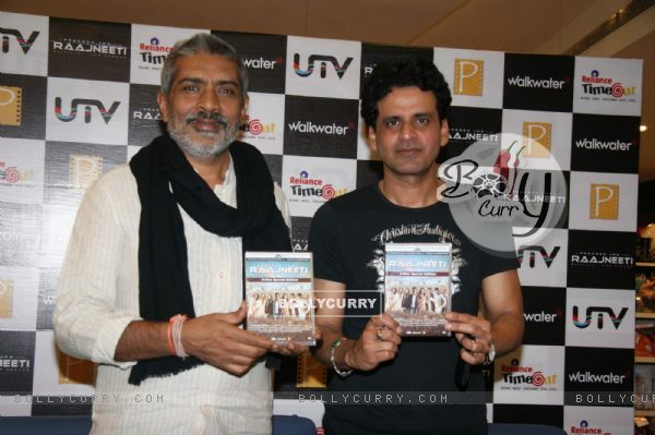 Prakash Jha and Manoj Bajpai at Raajneeti DVD launch at Reliance Trends, Bandra
