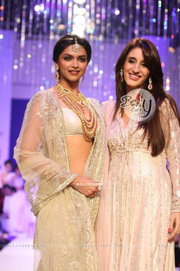 Show Stopper Deepika Padukone with Farah Khan Ali''s in India International Jewellary Week on Day 1