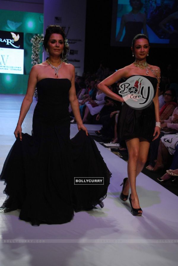 Mirari & Sons with Lilette and Ira Dubey created jewellery magic on the catwalk at the opening show of India International jewellery week with eyecatching creations