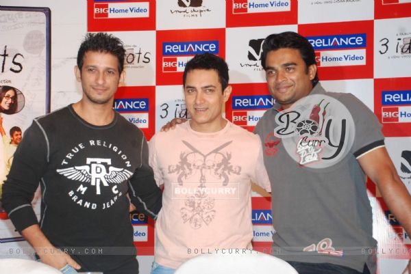 Aamir, Sharman and R. Madhavan at 3 Idiots DVD launch at Grand Hyatt (95580)