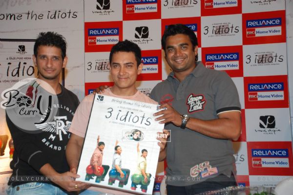 Aamir, Sharman and R. Madhavan at 3 Idiots DVD launch at Grand Hyatt (95582)