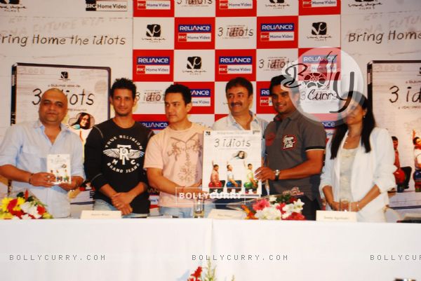 Aamir, Sharman, Rajkumar Hirani and R. Madhavan at 3 Idiots DVD launch at Grand Hyatt (95583)