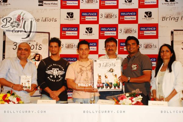 Aamir, Sharman, Rajkumar Hirani and R. Madhavan at 3 Idiots DVD launch at Grand Hyatt (95584)