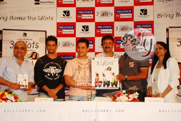Aamir, Sharman, Rajkumar Hirani and R. Madhavan at 3 Idiots DVD launch at Grand Hyatt (95585)
