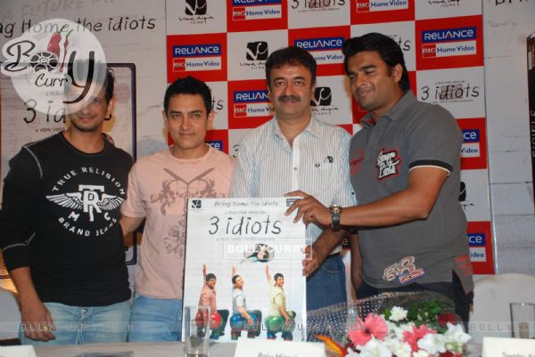 Aamir, Sharman, Rajkumar Hirani and R. Madhavan at 3 Idiots DVD launch at Grand Hyatt (95587)