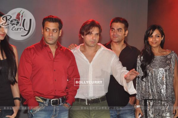 Sonakshi Sinha, Salman Khan, Sohail Khan, Arbaaz Khan with Malaika at Fridaymoviezcom website launch at JW Marriott, Juhu in Mumbai on Friday Night