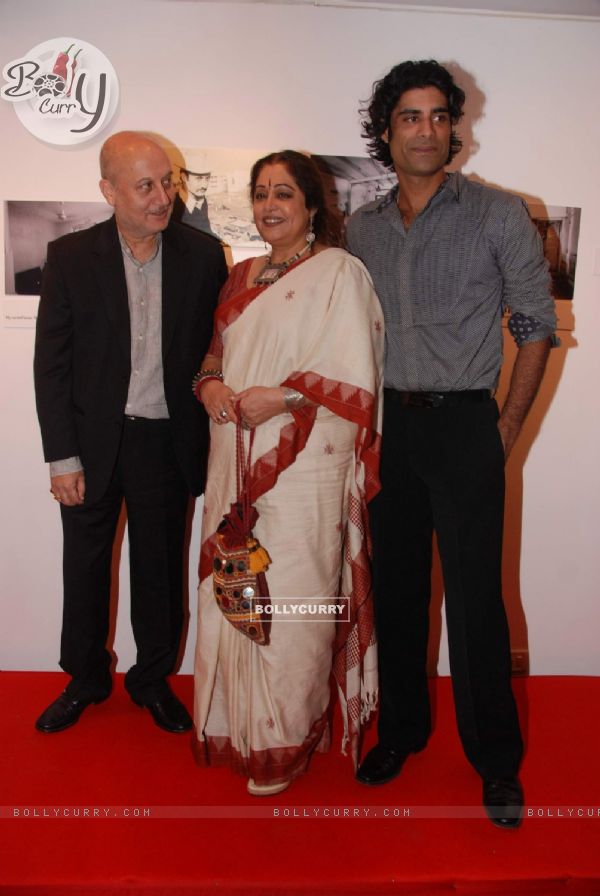 Anupam Kher, Kiron Kher and many other actors at Anupam Kher's Art Exhibition at Bandra