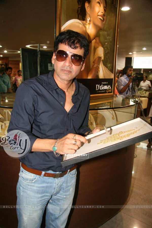 Manoj Bajpai promote 'Dus Tola' film at Gitanjali store at Atria Mall