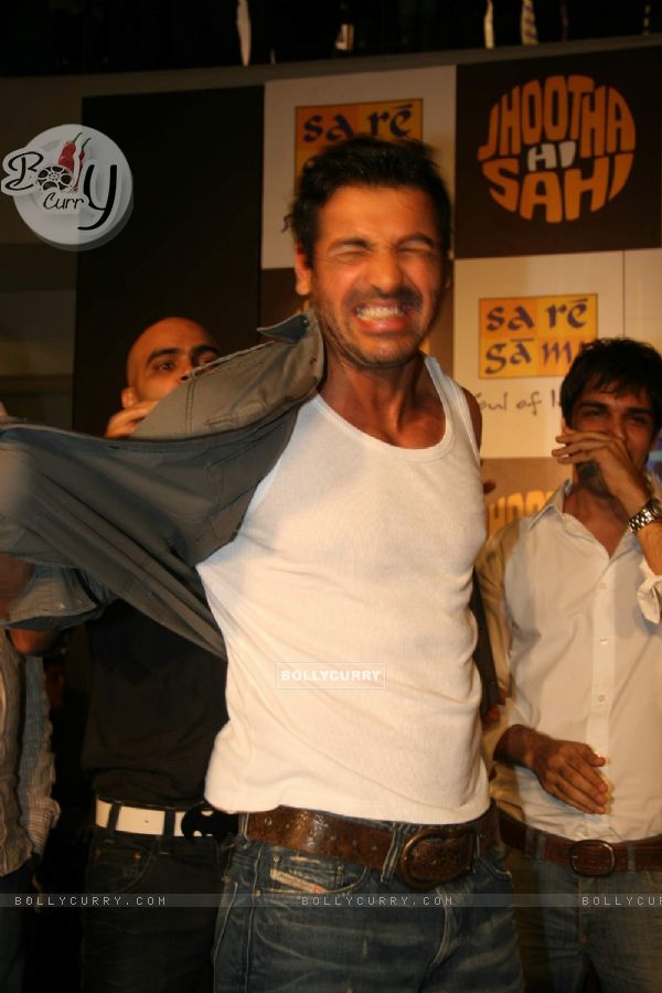 John Abraham take off his shirt at Jootha Hi Sahi music launch at Oberoi Mall (99415)