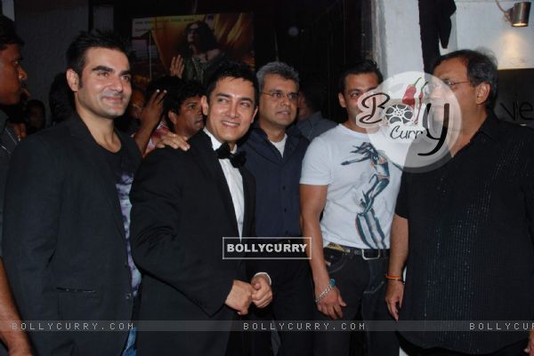 Salman Khan, Aamir Khan, Subhash Ghai and Arbaaz Khan at Dabangg success bash at Vie Lounge (99425)