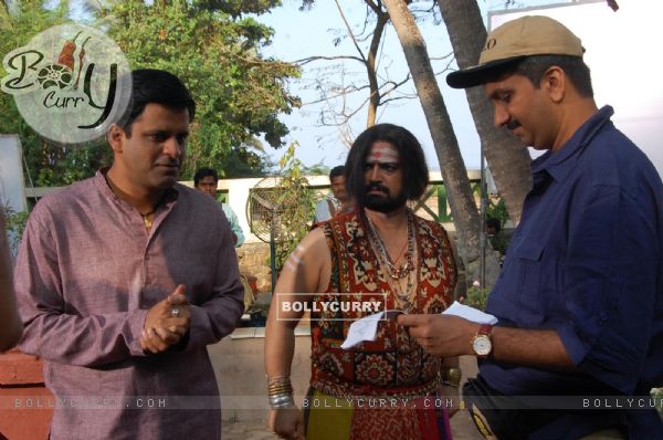 Director Ajoy, Manoj Bajpai & Ninad Kamath on the sets of Dus Tola (99592)