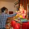 Tusshar Kapoor offers prasad to the idol of Lord Ganesha