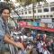 Varun Dhawan Promotes Main Tera Hero in a city bus