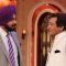 Vinod Khanna in a chat with Navjot Singh Sidhu at Comedy Nights With Kapil