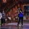 Akshay teaches his fans some self defence tips on Comedy Nights With Kapil