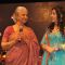 Waheeda Rehman addresses Suresh Wadkar's Musical Concert