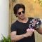 Shahrukh Khan Cuts his Birthday Cake with Media