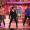 Shah Rukh Khan shaking a leg with fans on Mehendi Lagake Rakhna on Comedy Nights with Kapil