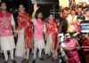 Ranveer JUMPS in to PROTECT Deepika as they get MOBBED