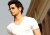 Siddharth Malhotra is swarmed around by fans wherever he goes!