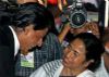 SRK enjoys fish fry with Mamata