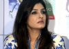 Raveena saves the life of a girl injured in an accident