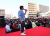Crowed at the middle east goes berserk  after seeing Shah Rukh Khan