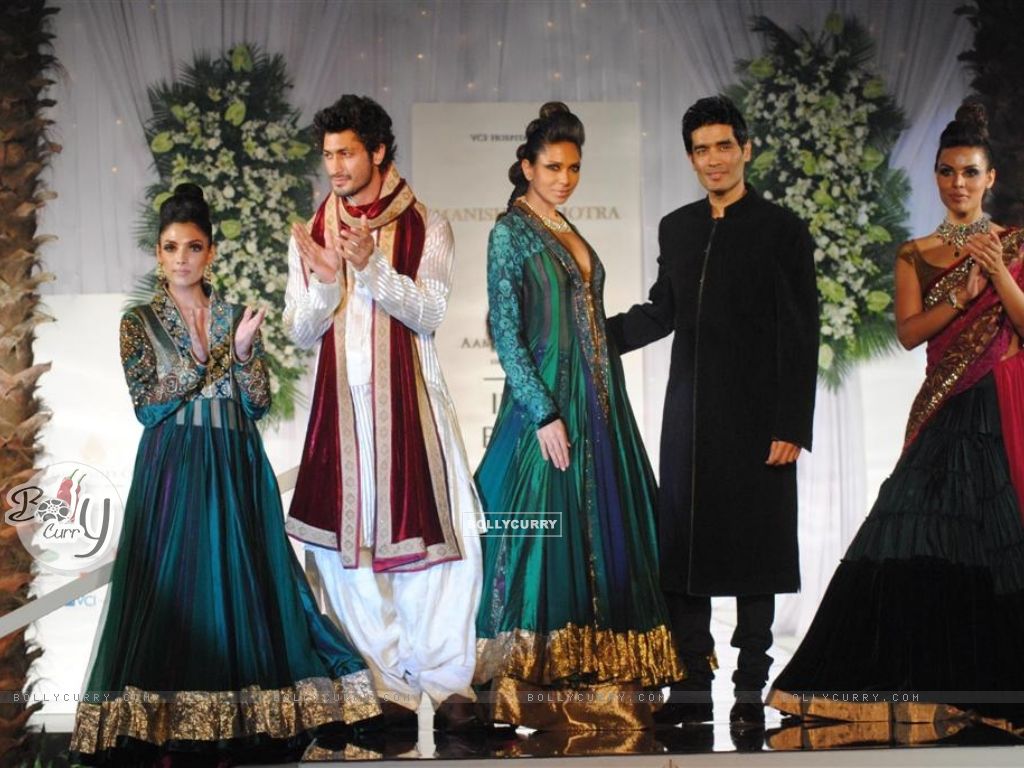 Wallpaper - Model Walks for fashion designer Manish Malhotra at Aamby  Valley Indian Bridal Week day 5 (105827) size:1024x768
