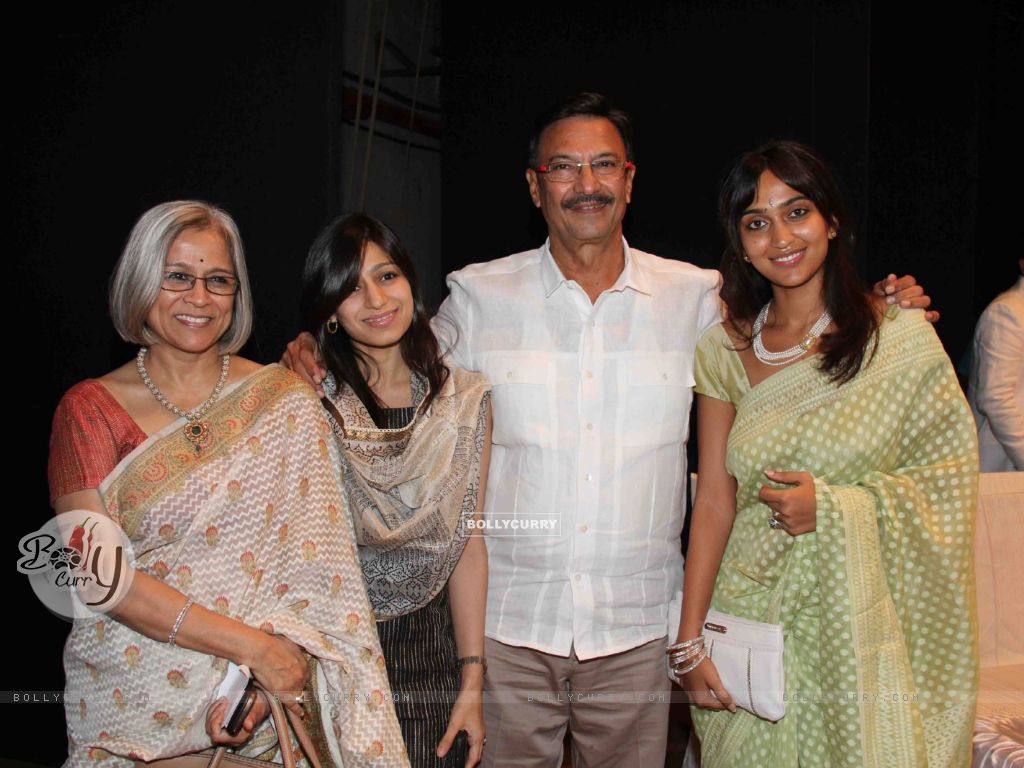 Wallpaper - Suresh Oberoi with his family at Yogi Rishi Swami Ramdev  interaction on the subject of Enrichment of (132932) size:1024x768