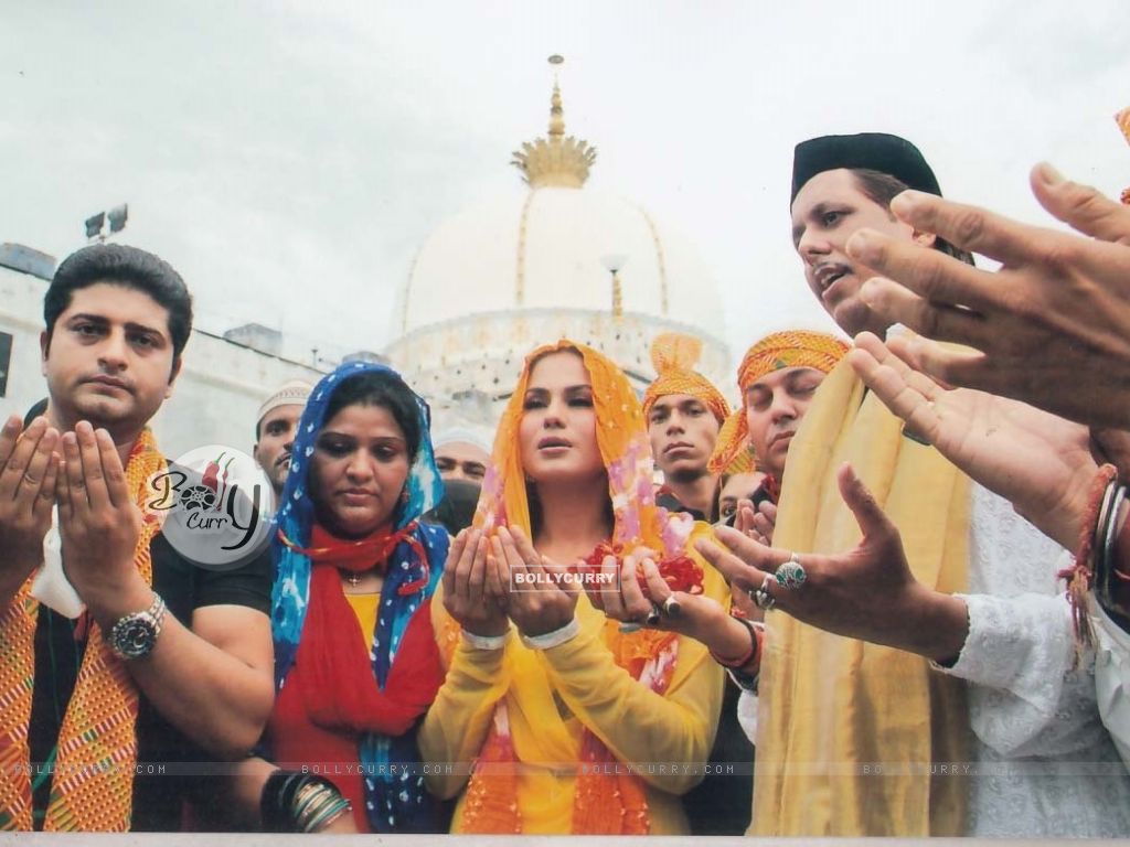 Wallpaper - Veena Malik at Ajmer Sharif Shrine (290107) size:1024x768