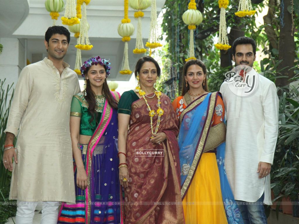 Wallpaper - Hema Malini with her daughters and Sons-in-law (310744)  size:1024x768