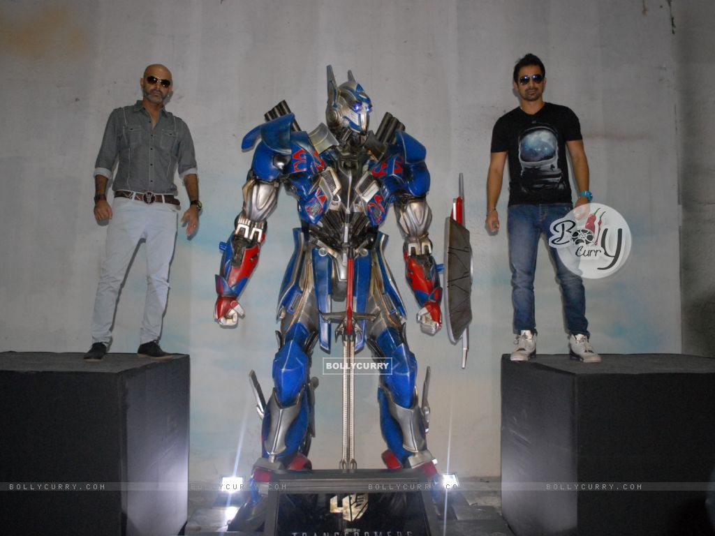 Wallpaper - Raghu and Rannvijay at the Unveiling of Transformers 4 lead robot Prime (321959)