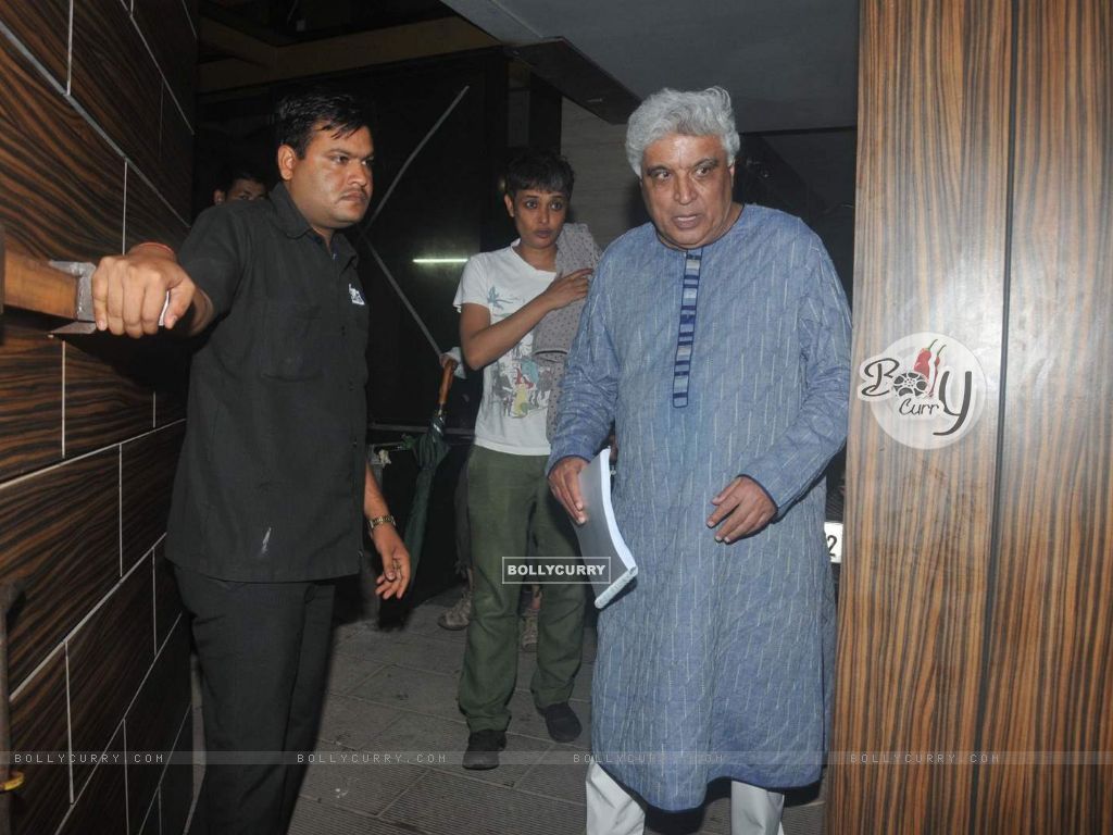 Javed Akhtar Snapped at Aamir Khan's House (368875) size:1024x768