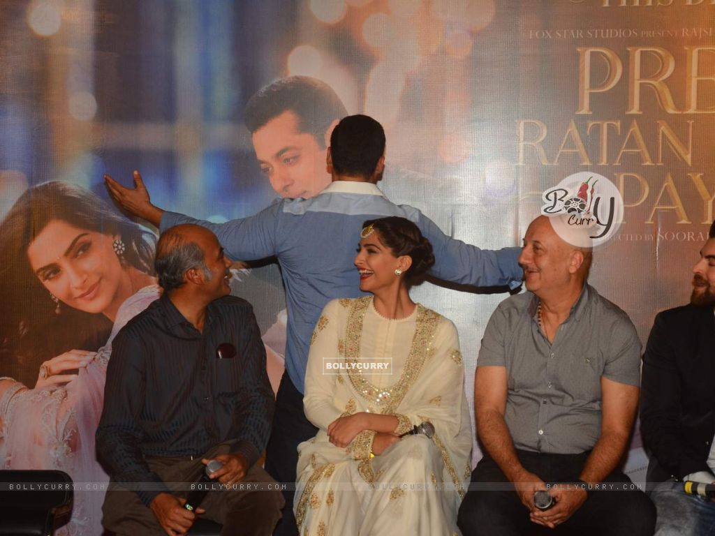 Wallpaper - Salman Khan does the signature pose at the Trailer Launch of  Prem Ratan Dhan Payo (380133) size:1024x768