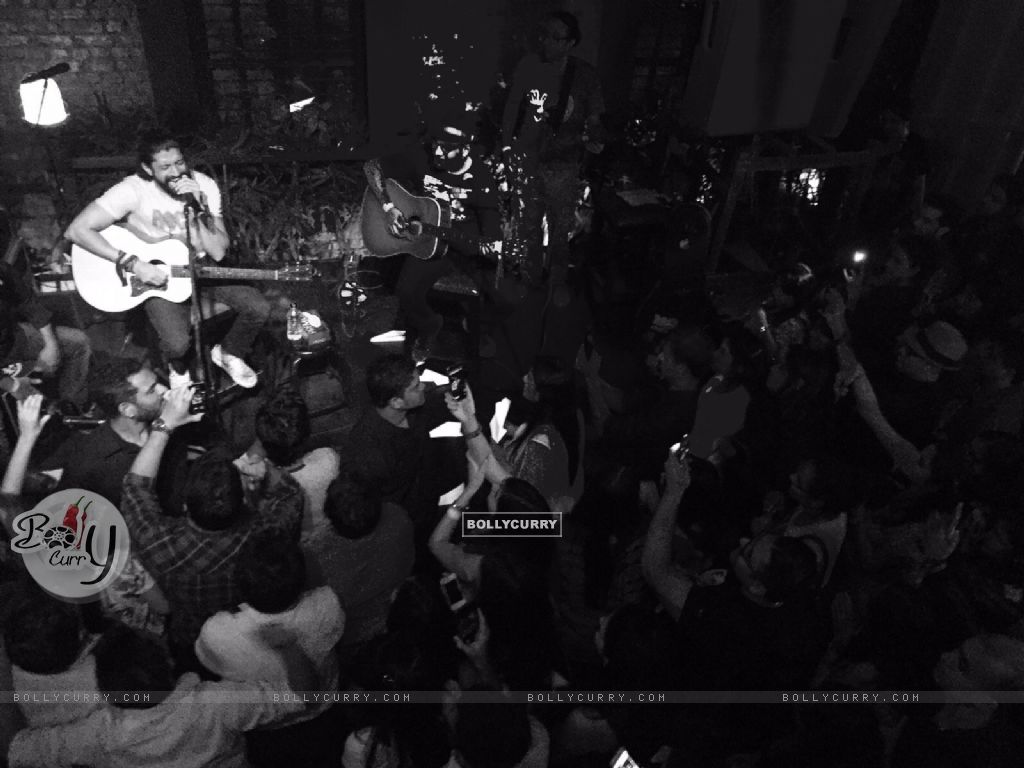 Farhan Akhtar surrounded by fans during his gig at Todi Mill Social Offline, Mumbai (386173) size:1024x768