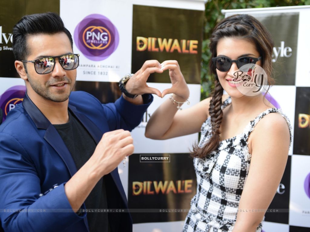 Wallpaper - Varun Dhawan and Kriti Sanon at Promotions of Dilwale in Delhi  (388353) size:1024x768