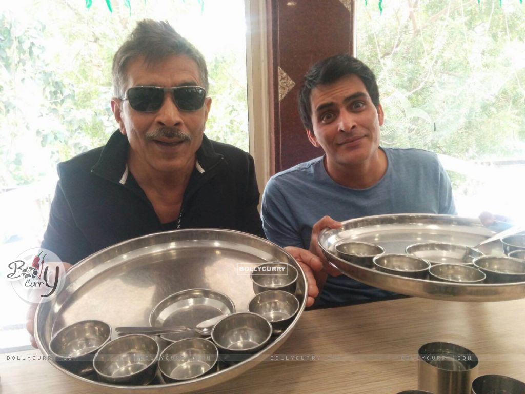 Prakash Jha & Manav Kaul almost missed their flight indulging in delicious Gujarat food! (396017) size:1024x768