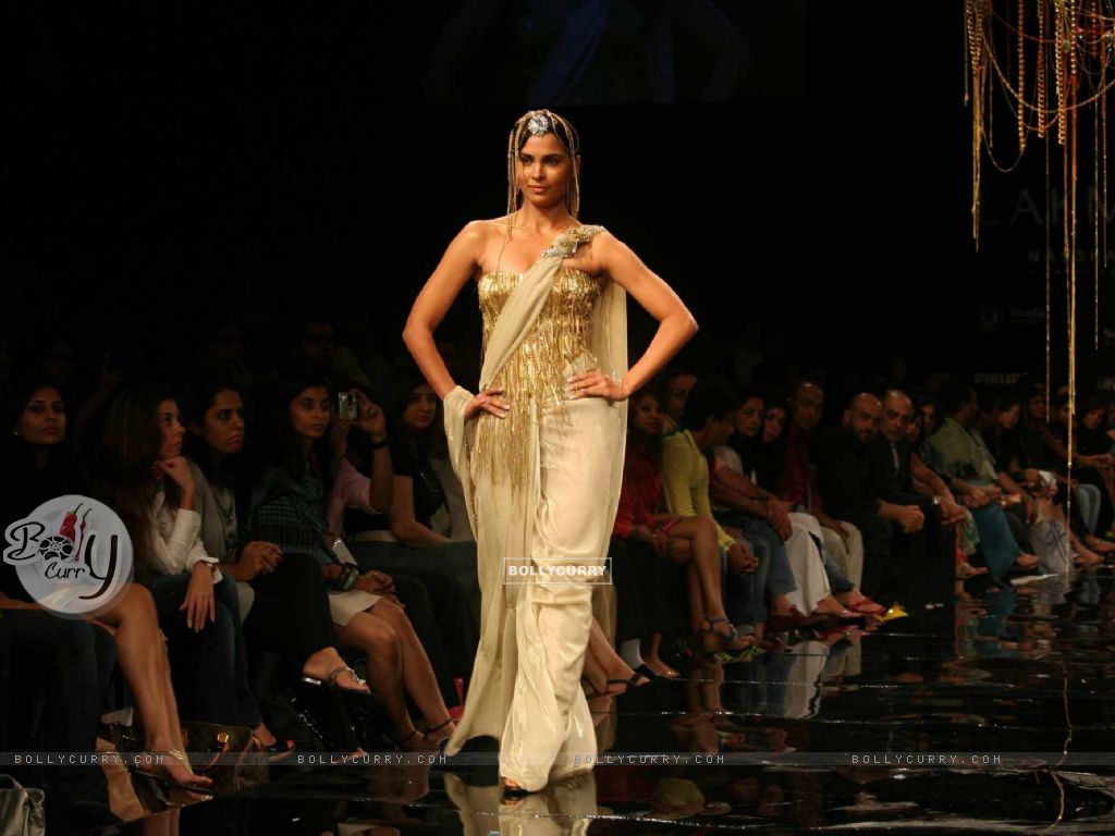  - 80370-lara-dutta-walks-the-runway-at-rakesh-aggarwal-show-at-the-lakme