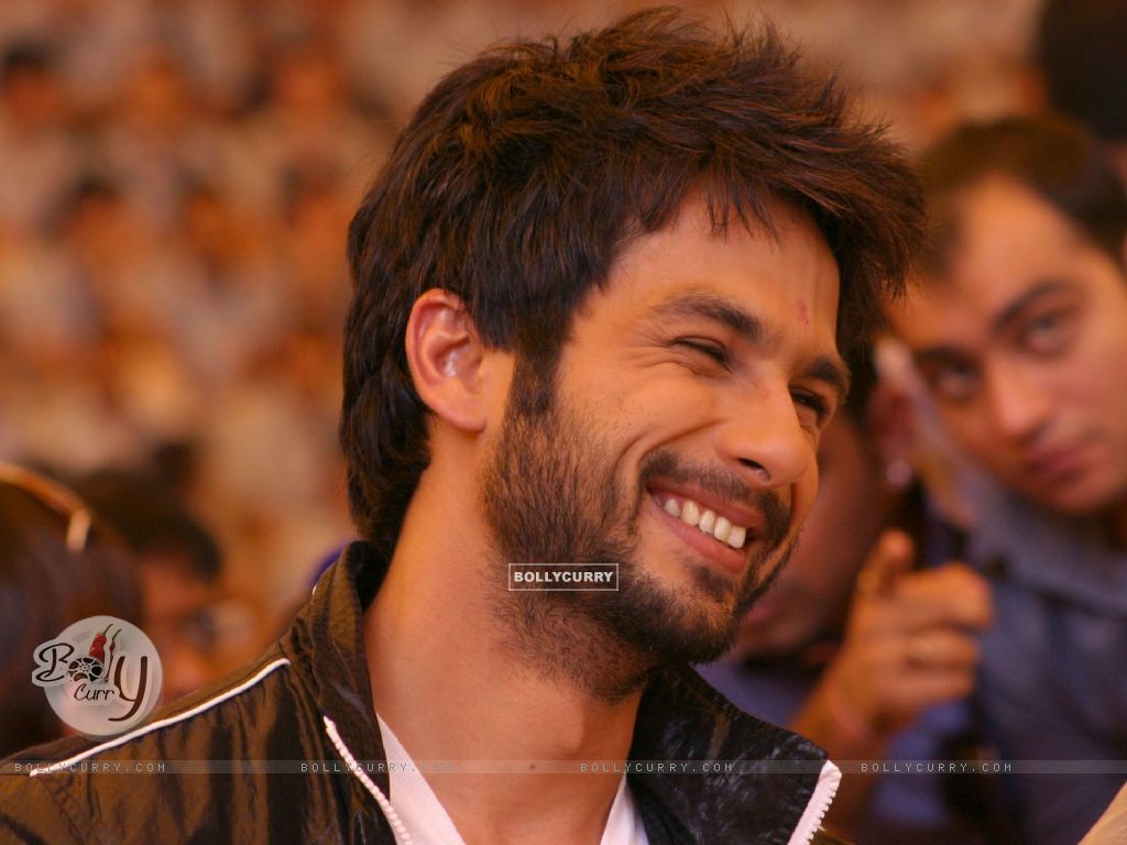 Wallpaper - Bollywood actor Shahid Kapoor visited his old school 