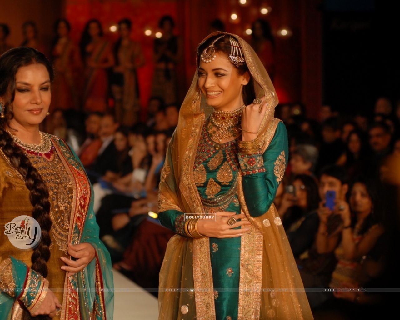 Wallpaper - Dia Mirza and Shabana Azmi walk the ramp for Ritu Kumar fashion  show at Taj land's End (119135) size:1280x1024