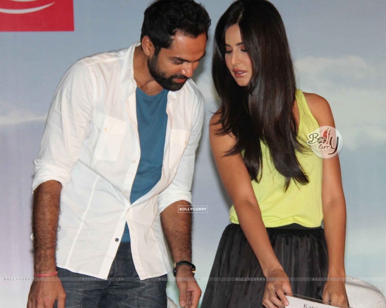 [Image: 134497-katrina-kaif-and-abhay-deol-at-zi...ovie-f.jpg]